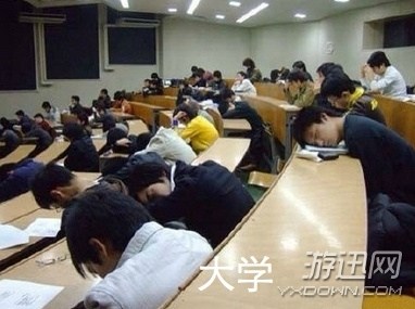 幼兒園到大學畢業(yè)代表坐姿走紅 你中了幾個?
