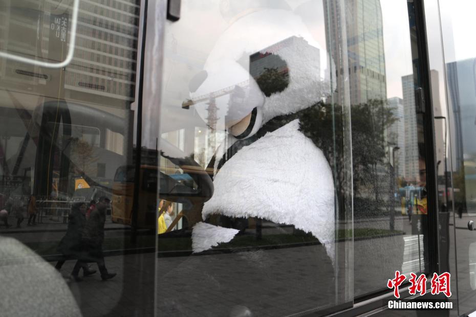 “熊貓巴士”亮相成都春熙路街頭