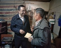 縣委副書記、縣長譚興忠到紅格鎮(zhèn)走訪慰問困難老黨員