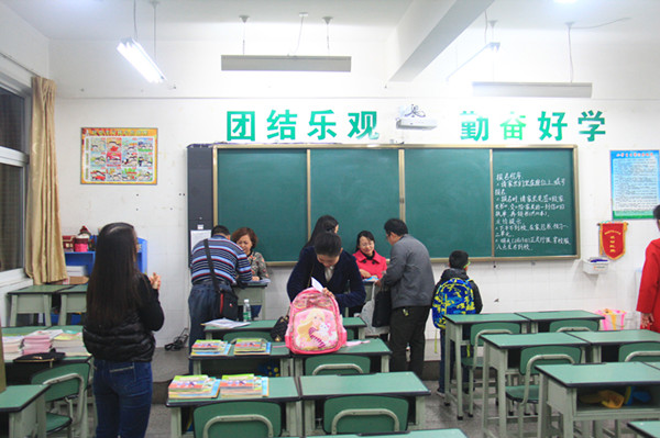 市二小報(bào)名注冊(cè)工作順利進(jìn)行 3.jpg